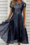 Blumiges midi-kleid - stilvolles damenkleid mit gefalteter optik