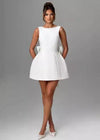 Weisses mini-kleid mit perlenverzierung und schleifenrücken für damen
