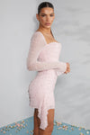Chic mini kleid mit langen ärmeln und funkelnden details – stilvolle abendmode für frauen