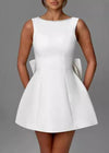 Weisses mini-kleid mit perlenverzierung und schleifenrücken für damen