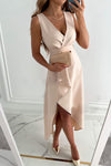 Beige v-ausschnitt wickelkleid mit schlitz – elegante abendmode für damen