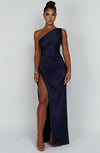 Ein-schulter kleid - exquisites abendkleid mit schicker hohslit